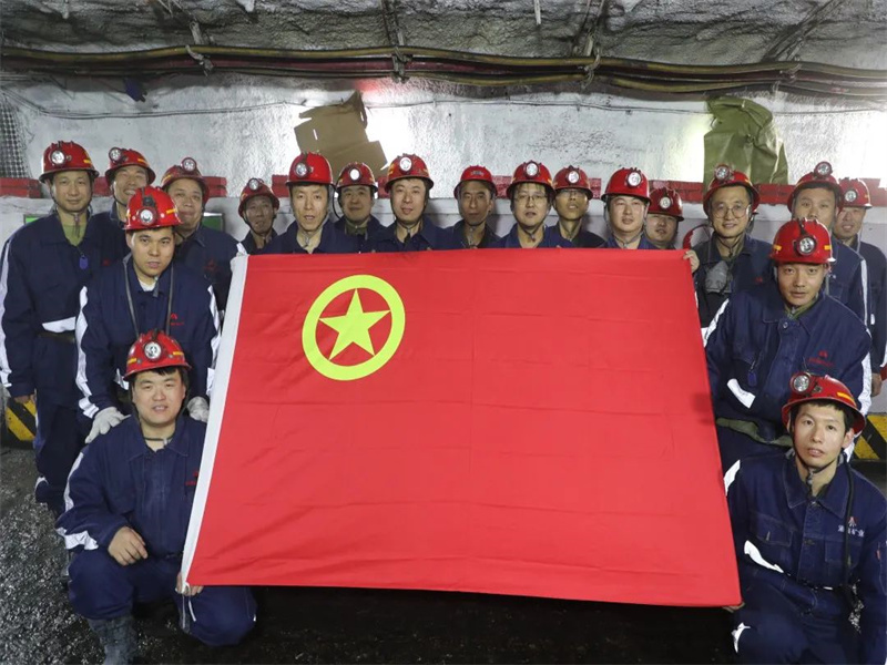 涌鑫安山煤礦綜采隊(duì)：不忘初心跟黨走 奮楫揚(yáng)帆建新功.jpg