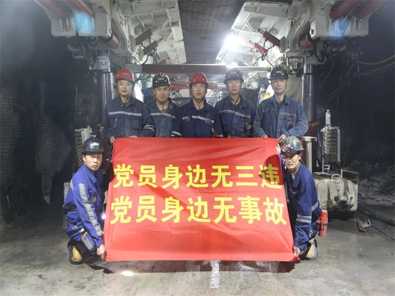 中能袁大灘煤礦：班組青春彩繪板 畫(huà)出五彩斑斕的“黑”.jpg