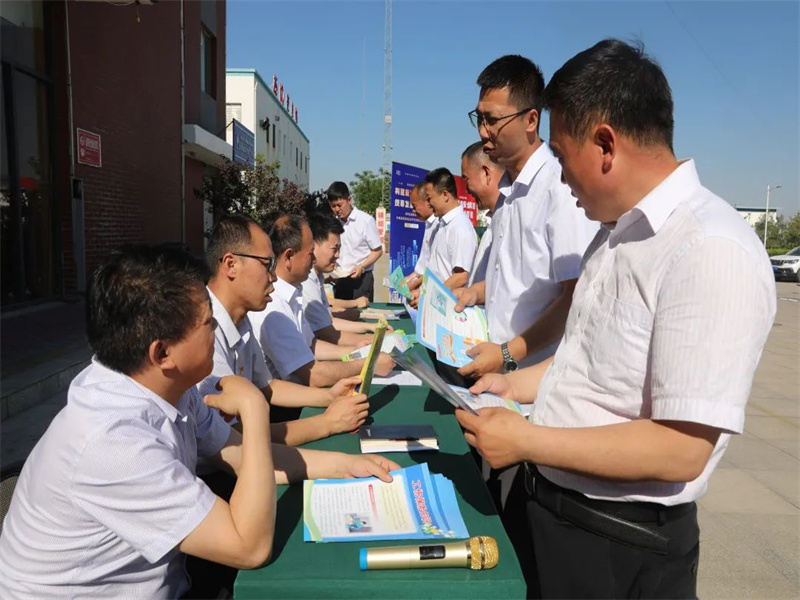 公司所屬各單位舉辦安全生產(chǎn)宣傳咨詢?nèi)栈顒?dòng).jpg